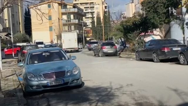 E pazakontë/ Një person thyen me gur xhamat e makinave të