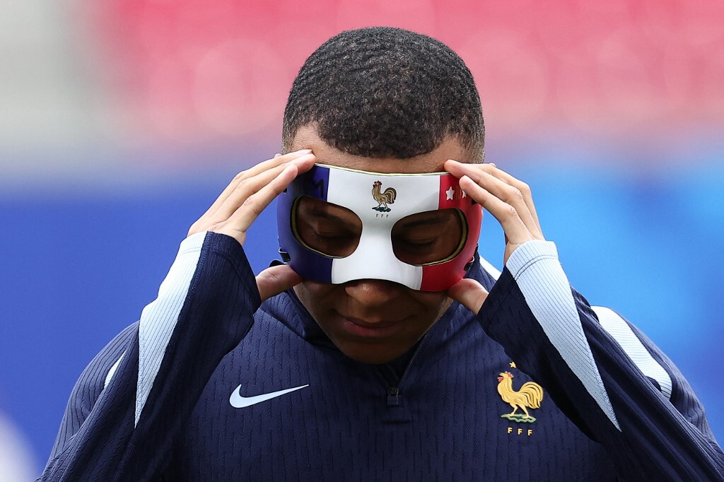 Foto nga stërvitja e Francës, ja si duket maska që po mban Mbappe