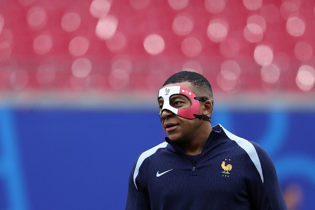 Foto nga stërvitja e Francës, ja si duket maska që po mban Mbappe