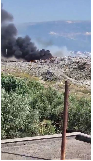 Foto/ Zjarr i madh nga djegia e gomave pranë Fushës së Aviacionit