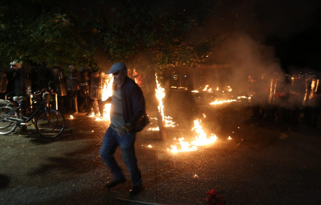 Pamje të rënda/ Digjet nga molotovi në protestë, babai i