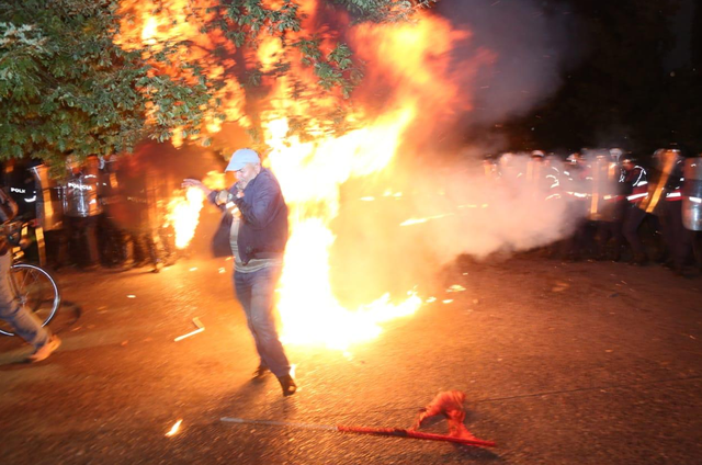 Pamje të rënda/ Digjet nga molotovi në protestë, babai i