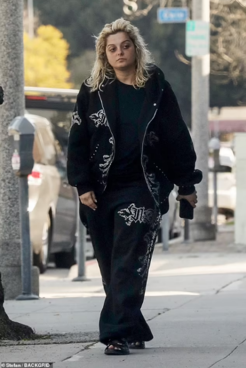 Bebe Rexha “nuk njihet” pa make up rrugëve të Nju Jorkut!