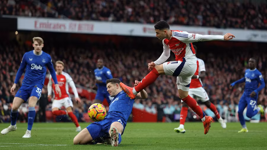 Premier League/ Arsenal "stuck" against Broja, false start from