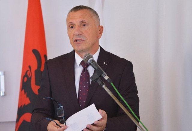 Serbia paralajm&euml;roi sh&euml;rbim t&euml; detyruesh&euml;m ushtarak,