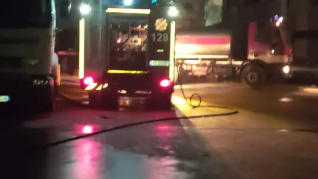 Bie zjarr n&euml; nj&euml; magazin&euml; n&euml; Shkozet, &ccedil;far&euml;