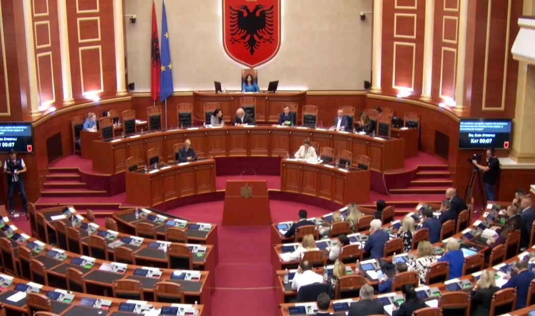 FOTO/ Rama kthehet në Kuvend pas disa muajsh mungese, merr pjesë
