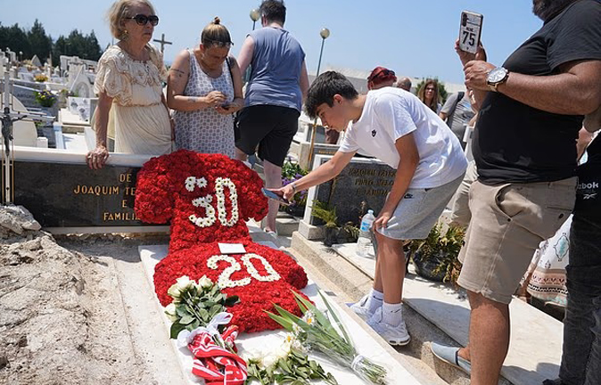 Trazira pas funeralit të Diogo Jotës… Turmat e tifozëve