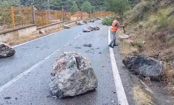 FOTO/ Reshjet e shiut sjellin probleme në Shkopet, rrëshqitje