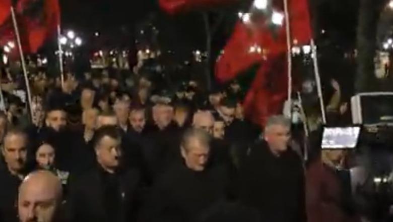 Opozita proteston për 3 orë rresht, i vënë flakën