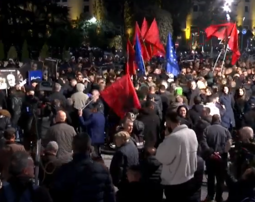 Opozita proteston për 3 orë rresht, i vënë flakën