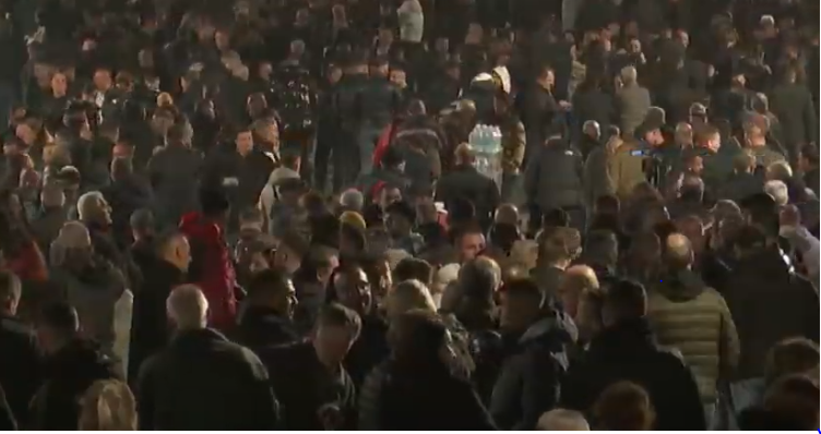 Opozita proteston për 3 orë rresht, i vënë flakën