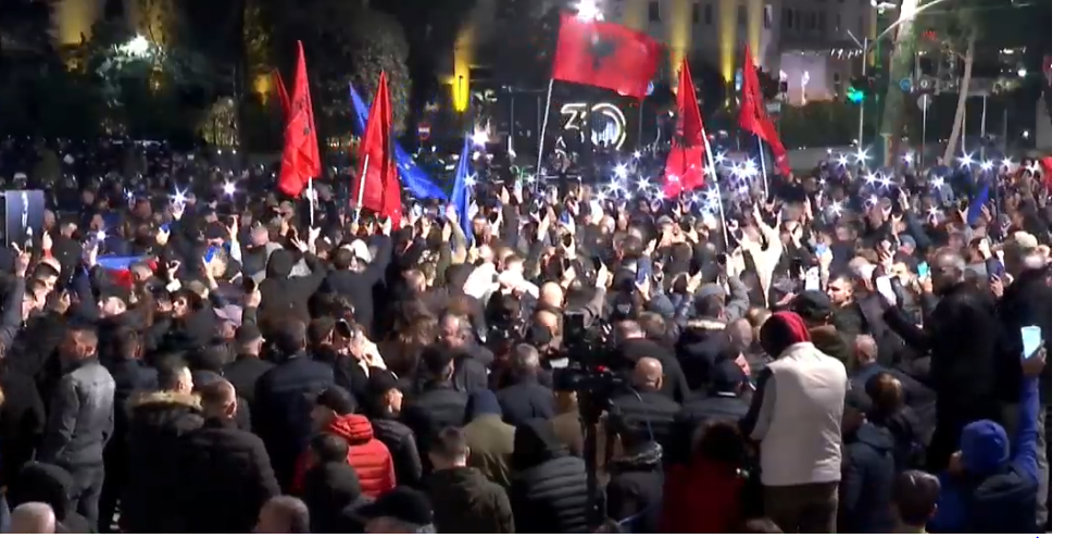 Opozita proteston për 3 orë rresht, i vënë flakën