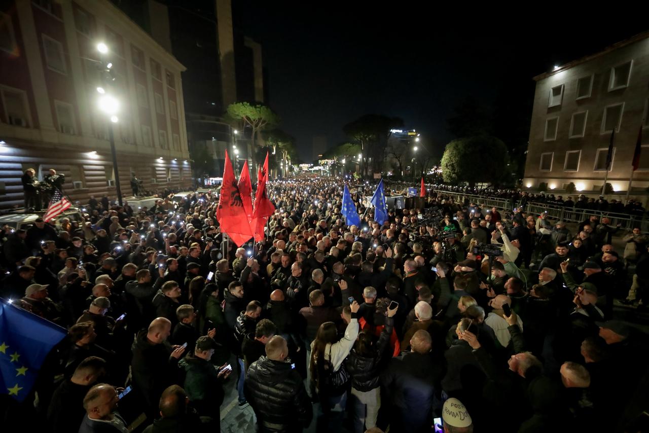 Opozita proteston për 3 orë rresht, i vënë flakën