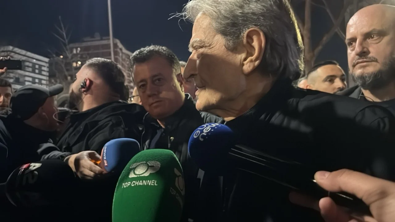 Opozita proteston për 3 orë rresht, i vënë flakën