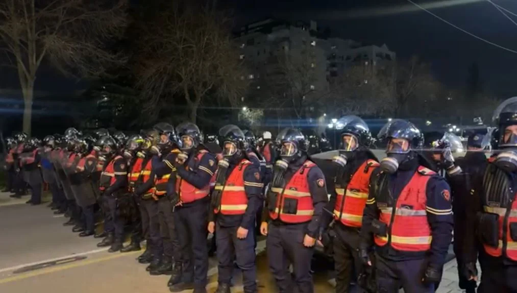 Opozita proteston për 3 orë rresht, i vënë flakën