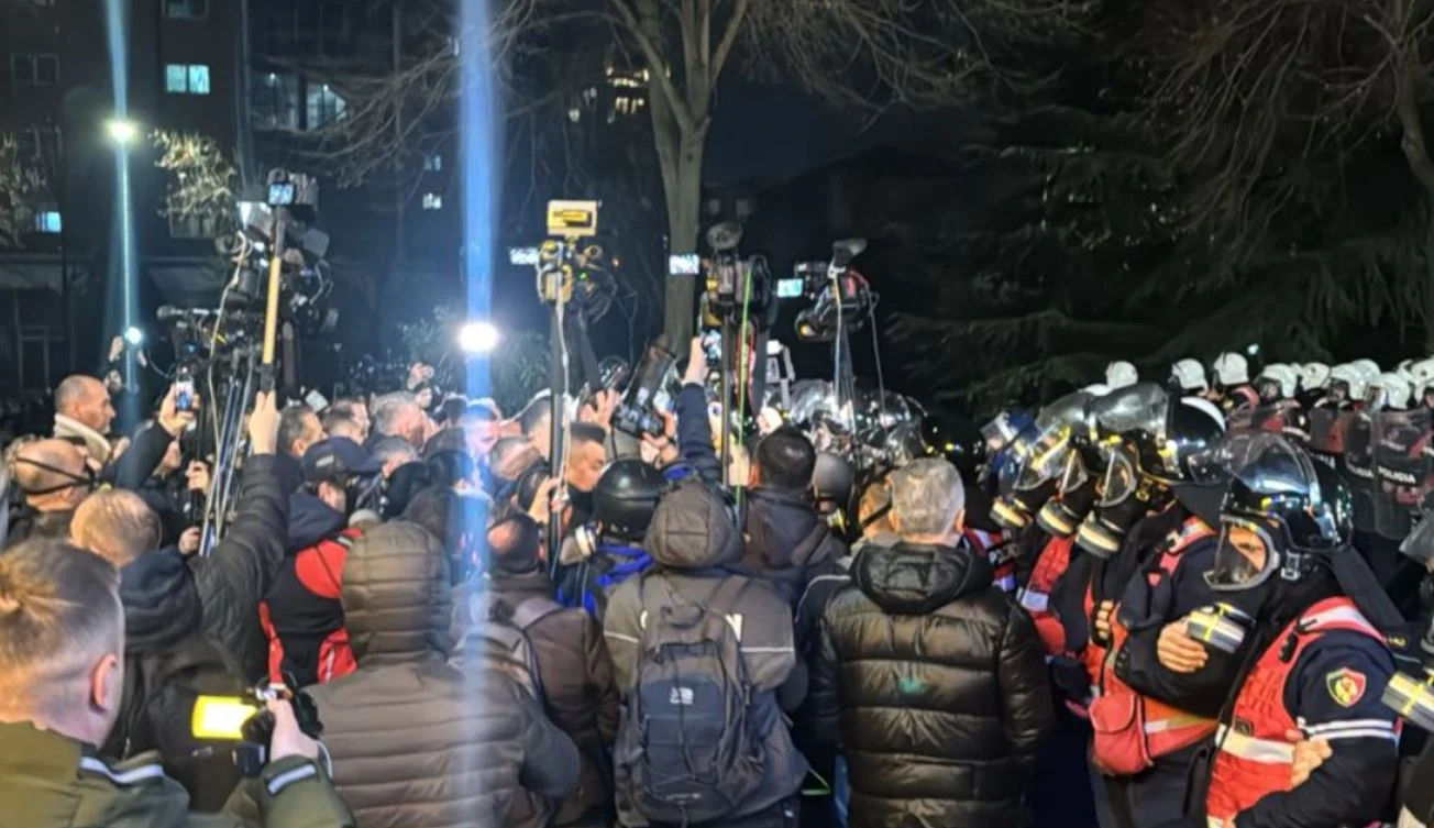 Opozita proteston për 3 orë rresht, i vënë flakën