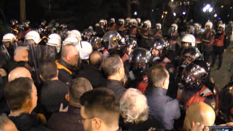 Opozita proteston për 3 orë rresht, i vënë flakën