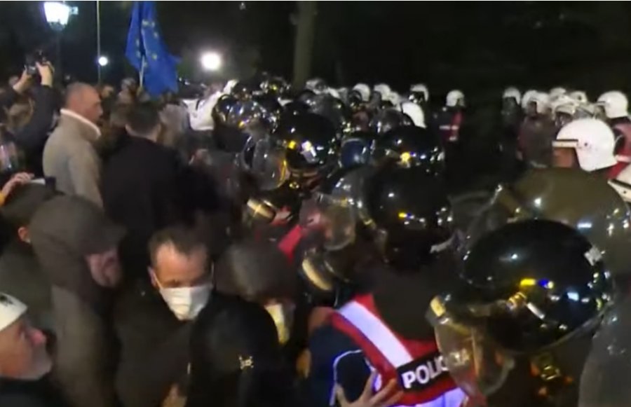 Opozita proteston për 3 orë rresht, i vënë flakën