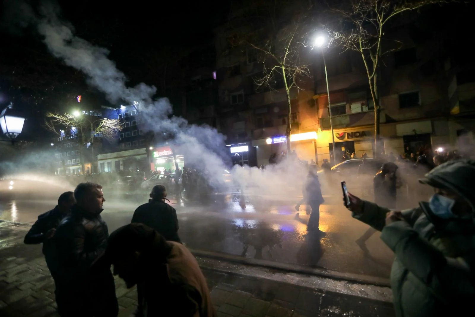 Opozita proteston për 3 orë rresht, i vënë flakën