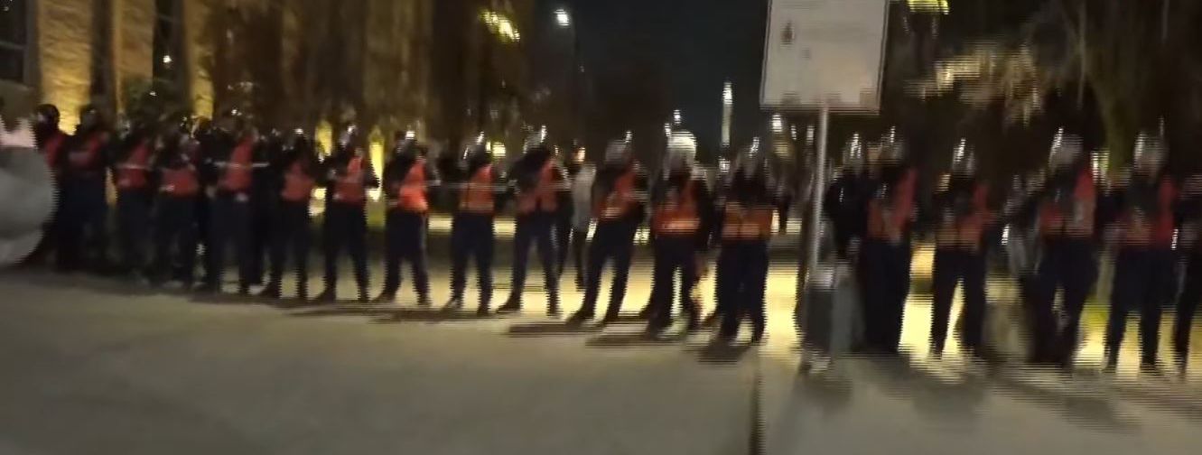 Opozita proteston për 3 orë rresht, i vënë flakën