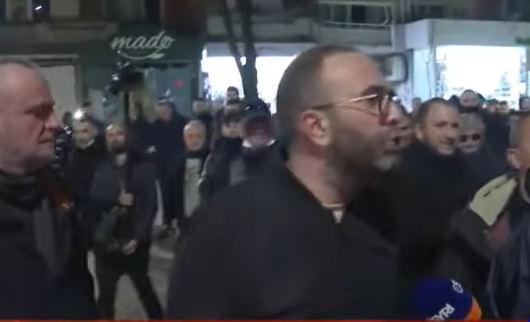 Opozita proteston për 3 orë rresht, i vënë flakën