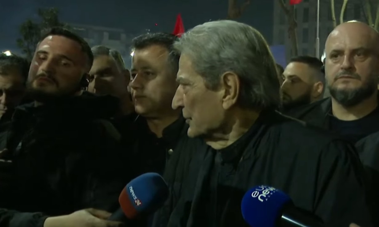 Opozita proteston për 3 orë rresht, i vënë flakën