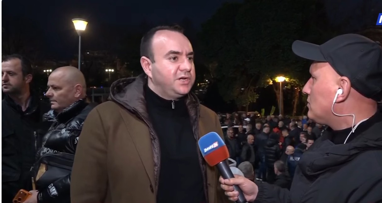 Opozita proteston për 3 orë rresht, i vënë flakën