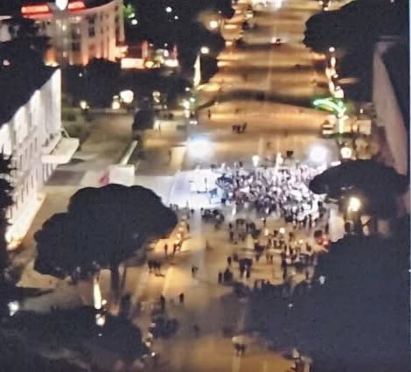FOTOLAJM/ Gallatë në rrjet: Si e sheh protestën Zeni Tv dhe si