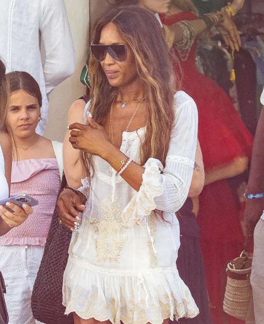 Për vajzat anti-sandale: Naomi Campbell zgjidhi dilemën e fustanit