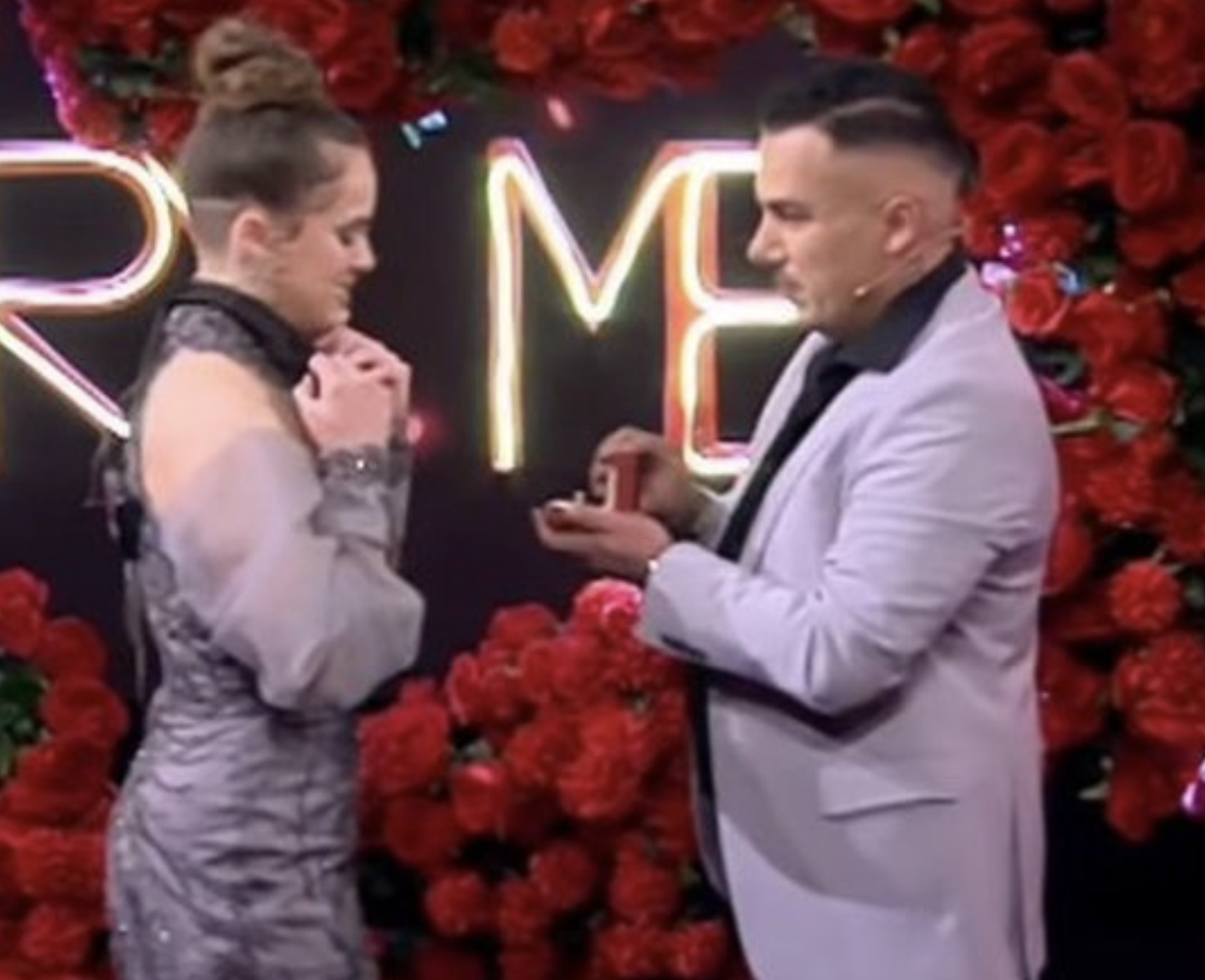 Kemi dasmë! Albi Nako i propozon partneres