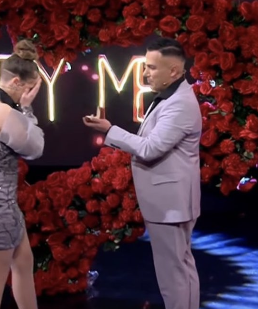 Kemi dasmë! Albi Nako i propozon partneres