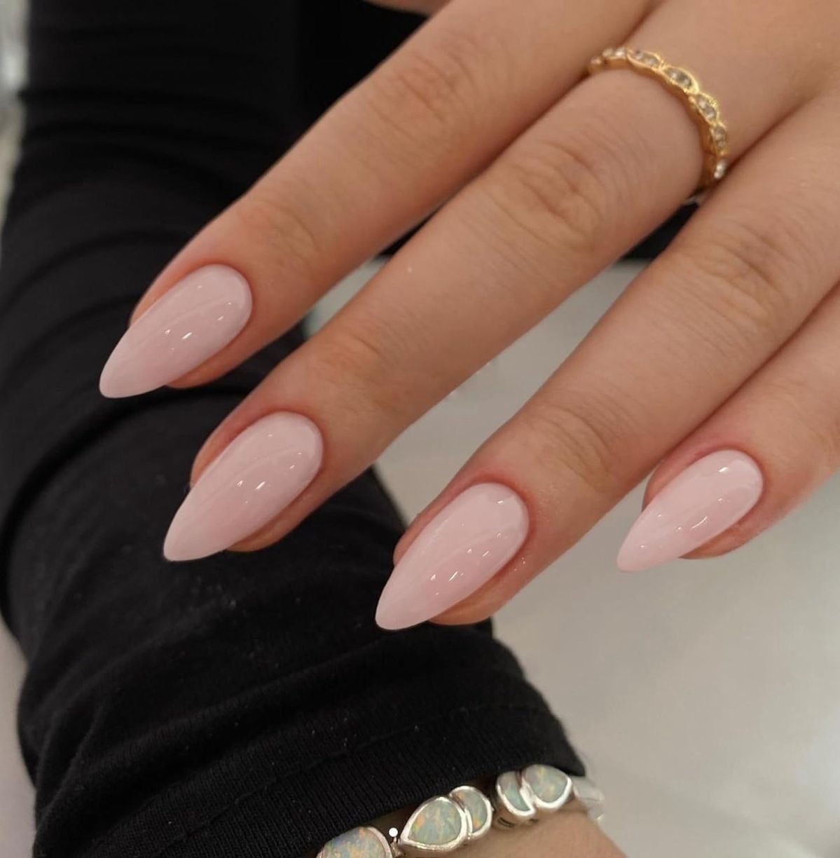 Thonjtë "Peach Champagne" të Selena Gomez janë perfekte