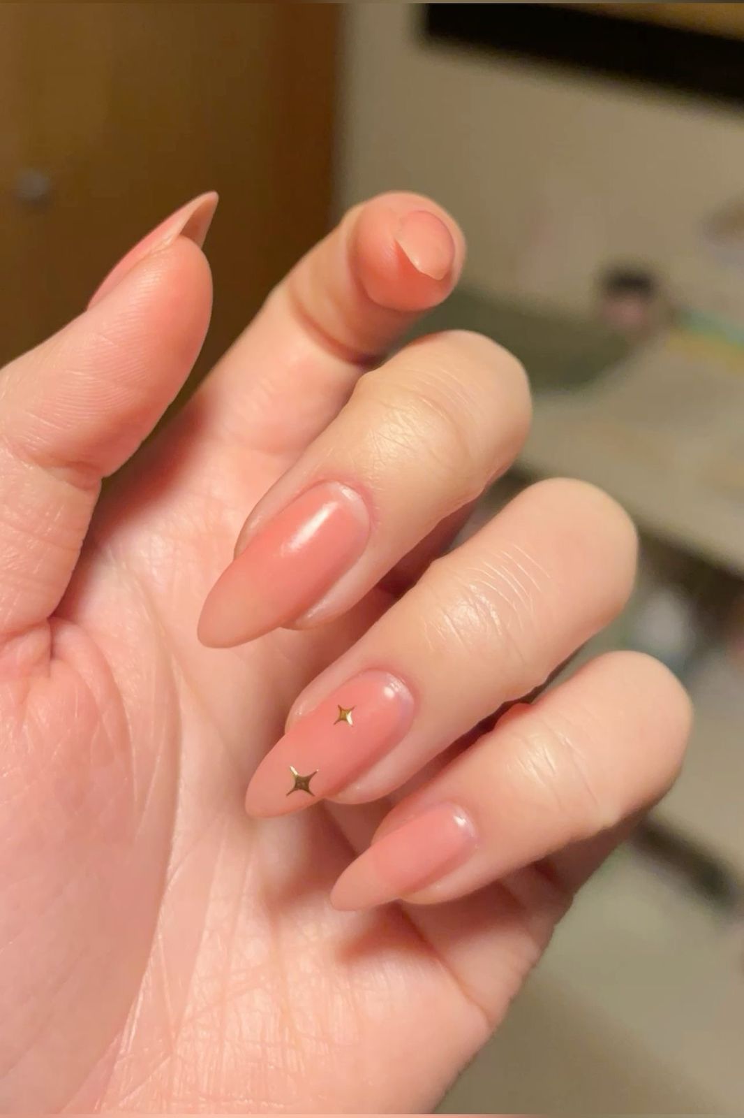 Thonjtë "Peach Champagne" të Selena Gomez janë perfekte