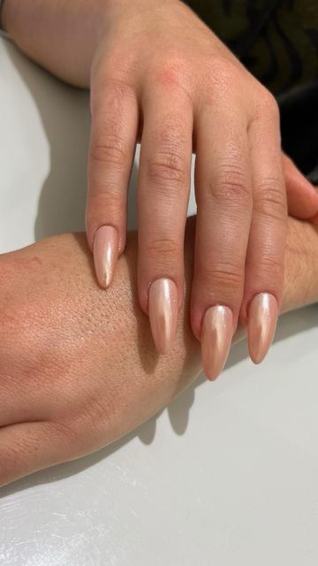 Thonjtë "Peach Champagne" të Selena Gomez janë perfekte