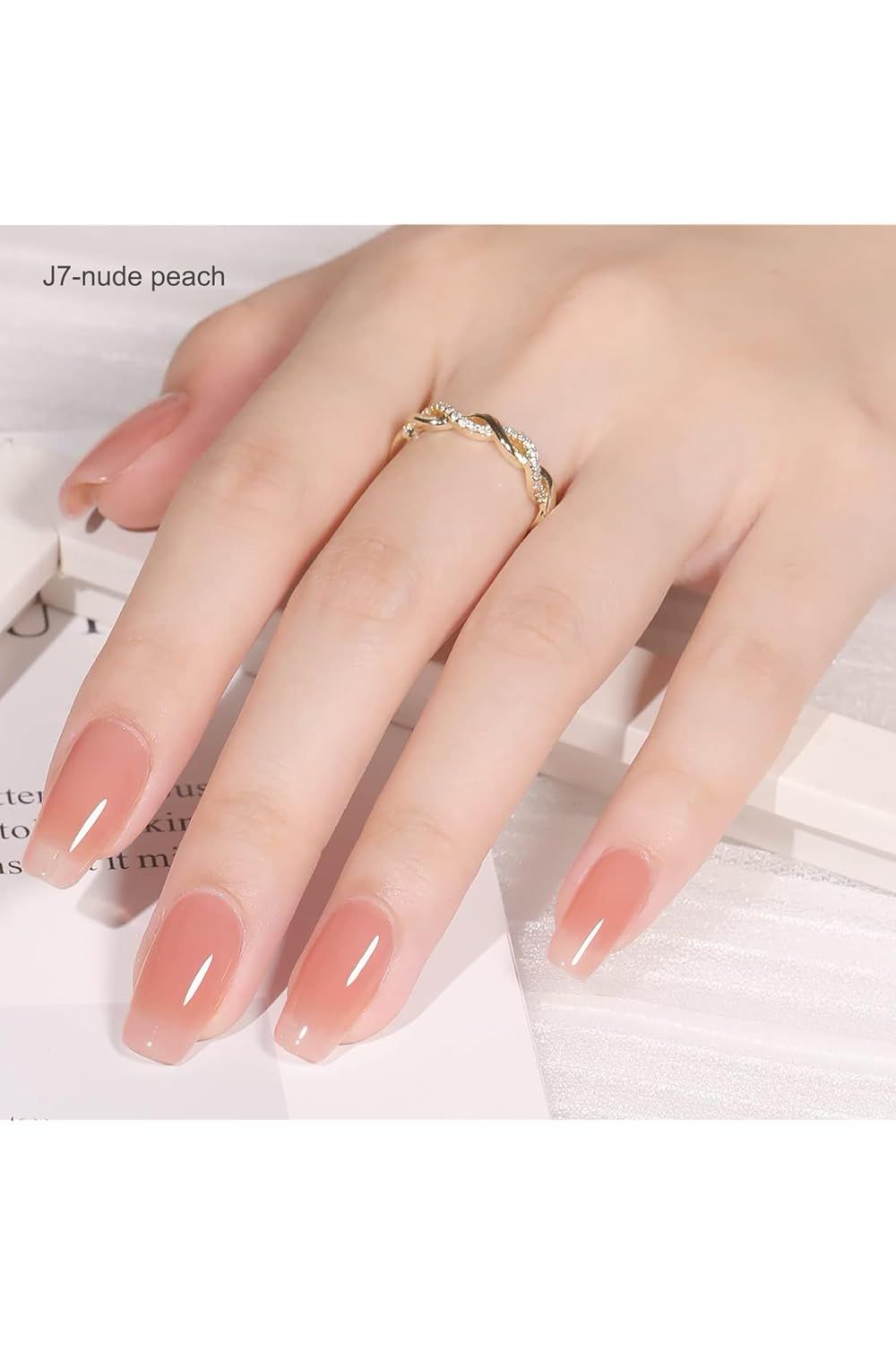 Thonjtë "Peach Champagne" të Selena Gomez janë perfekte
