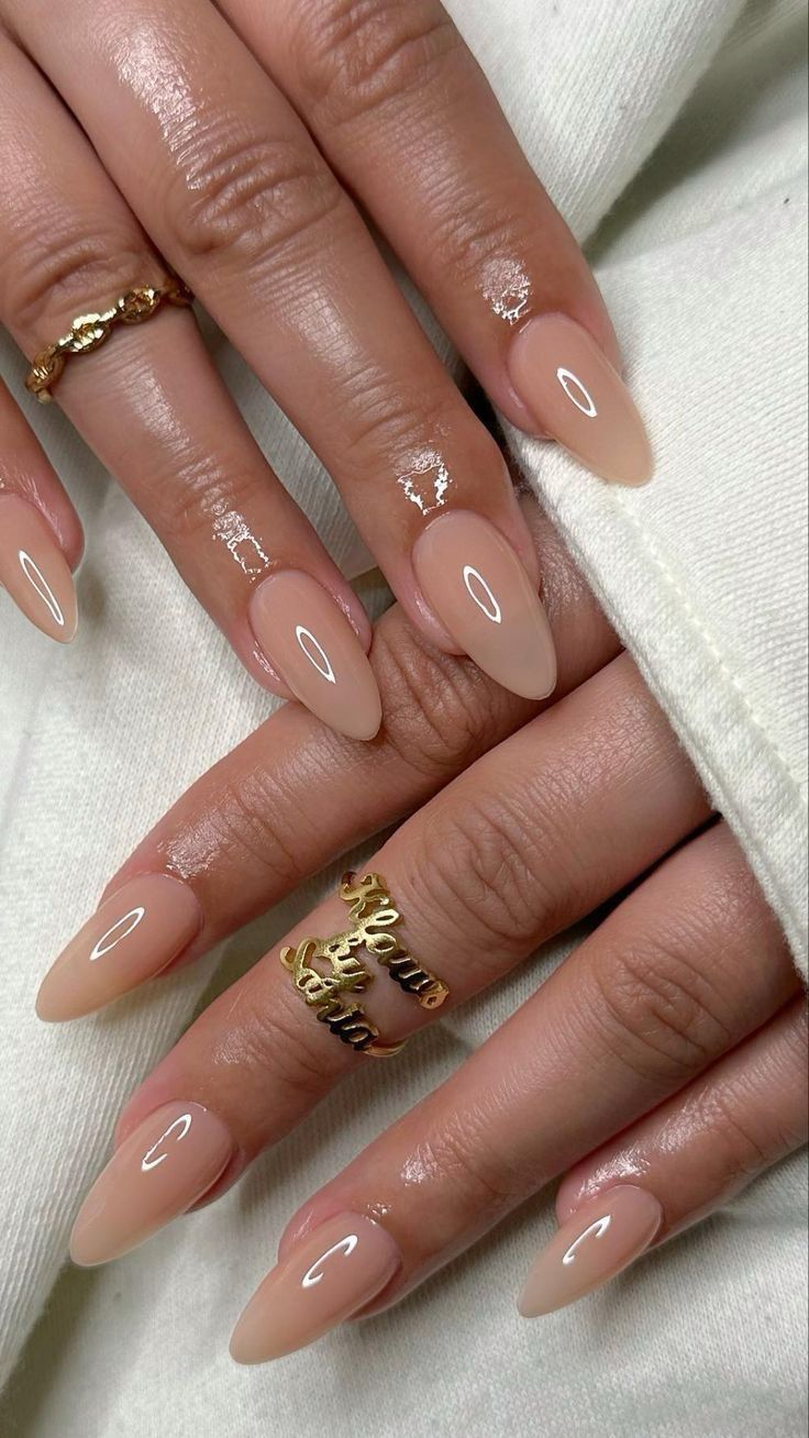 Thonjtë "Peach Champagne" të Selena Gomez janë perfekte