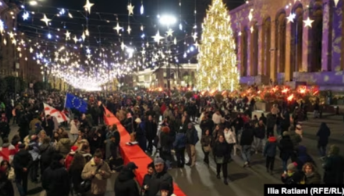 Festime, spektakël fishekzjarresh dhe protesta, si e priti bota Vitin e Ri