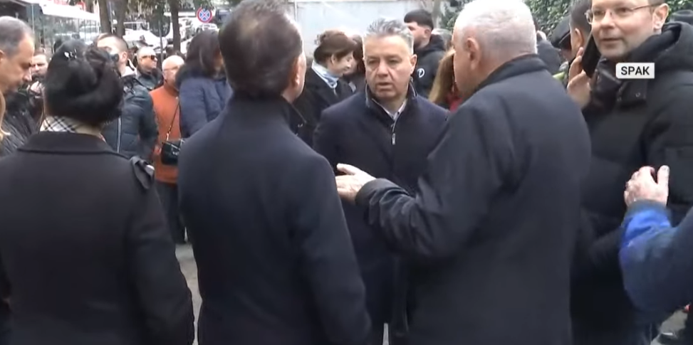 Sot seanca e marrjes në pyetje, simpatizantë dhe deputetë në