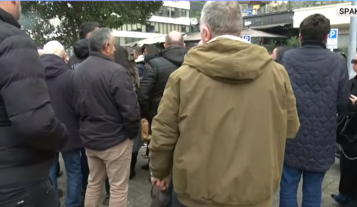 Sot seanca e marrjes në pyetje, simpatizantë dhe deputetë në