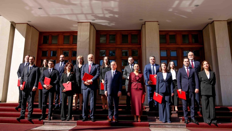 Mes 'bardh e zi' në betimin e qeverisë së re, bie