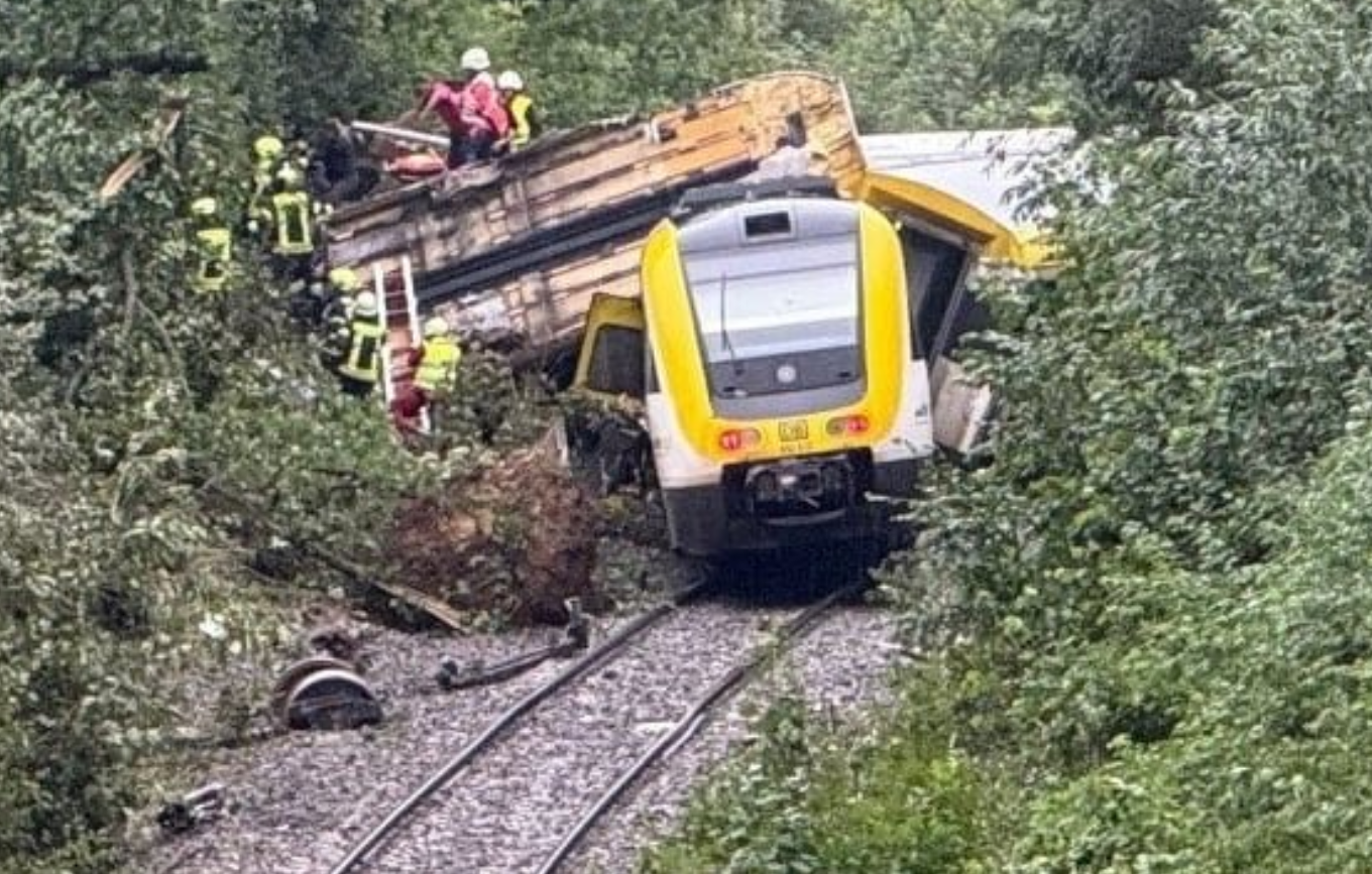 Treni del nga shinat në Gjermani, raportohet për disa të vdekur