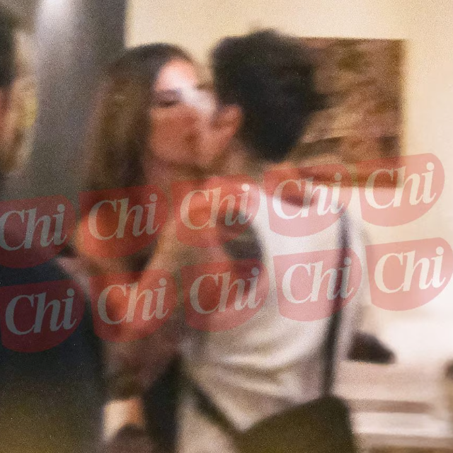 Fedez dhe Clara janë bashkë? Dalin pamjet ku shihen duke u puthur