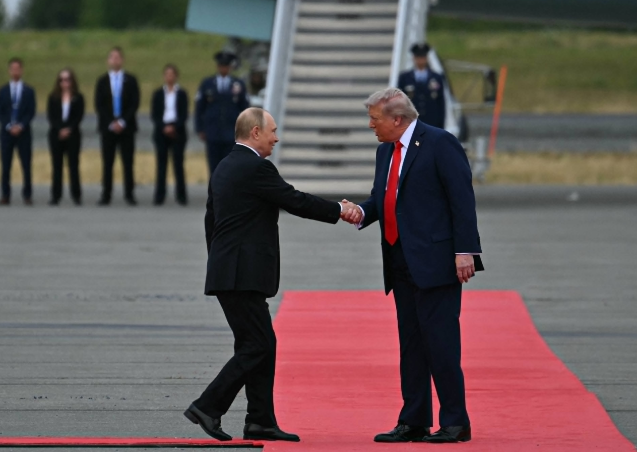 Detajet e pritjes: Trump dhe Putin të buzëqeshur, presidenti amerikan