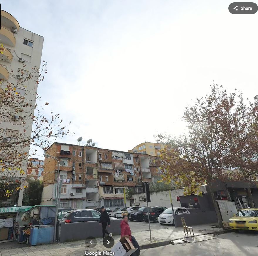 FOTO dhe DOKUMENTE/ Babëzia e betonit, pallat 12 katësh mes pallateve