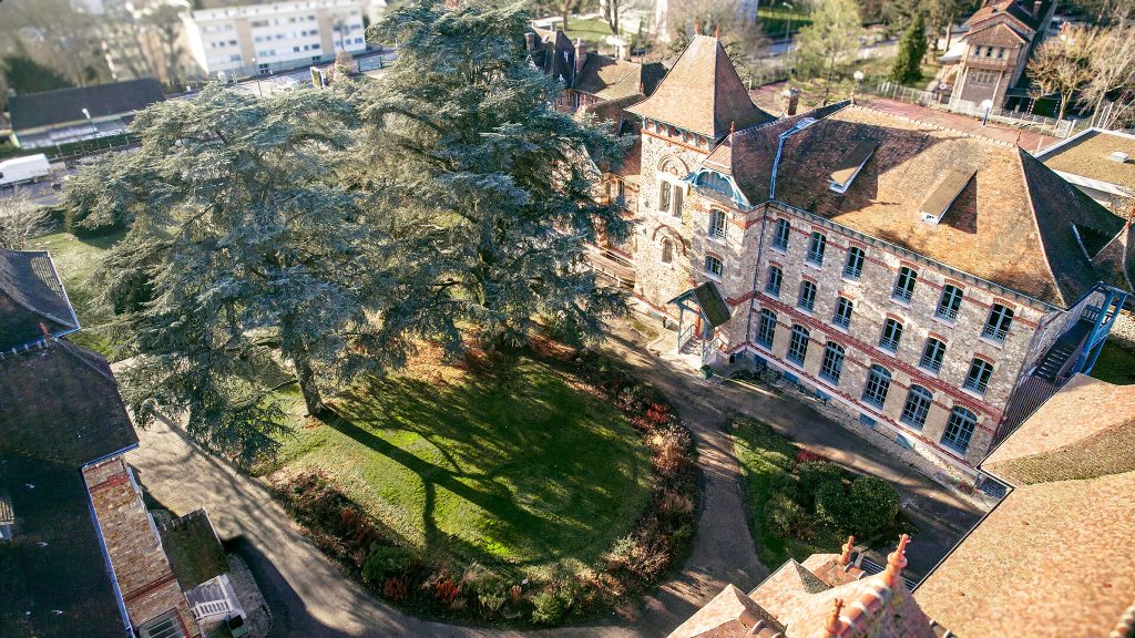 Brenda universitetit francez ku trajnohen spiunët