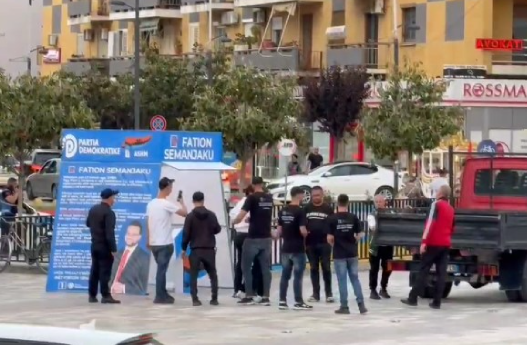 VIDEO / Shoqërimi nga policia i kandidatit të PD, Bardhi shihet i