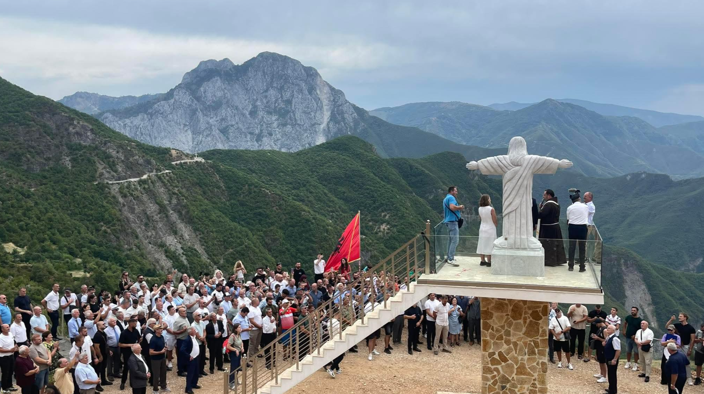 Në stilin Krishtit të Rio de Janeiros, inagurohet statuja e Jezusit