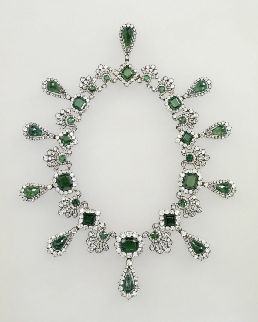 Ministria Franceze e Kulturës publikon listën e bizhuterive të