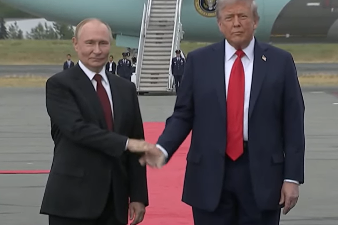 Detajet e pritjes: Trump dhe Putin të buzëqeshur, presidenti amerikan